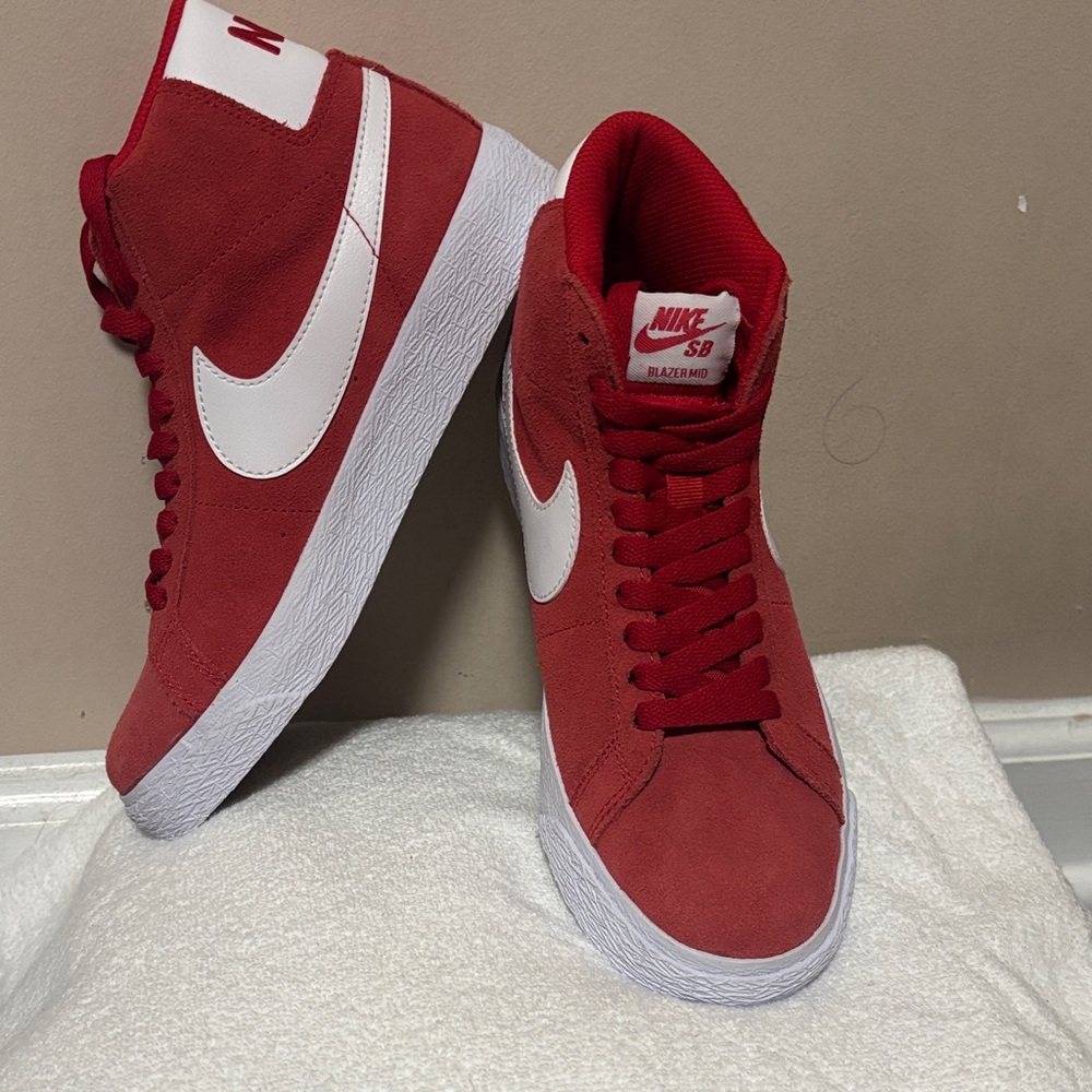 Nike SB Blazer Mid Red Suede Sneakers NEW kids 4.5 Y or 6 women.